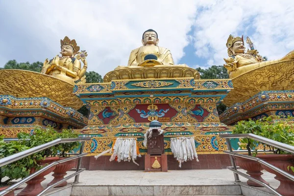 三尊金佛像在佛园的美丽低角景观 — 图库照片