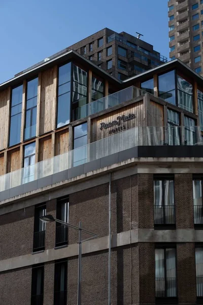 Een Verticale Van Een Exterieur Van Een Hotelgebouw Rotterdam Nederland — Stockfoto
