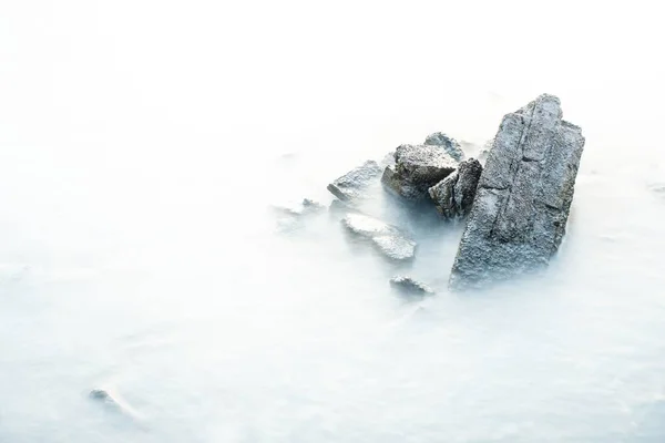 Ένα Κοντινό Πλάνο Από Πέτρα Στο Χιόνι — Φωτογραφία Αρχείου