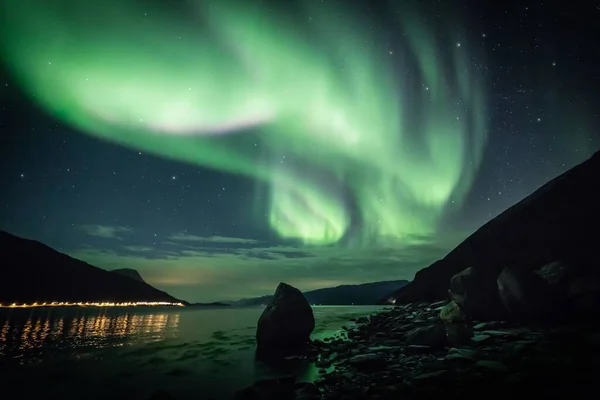 Polarne Światła Zorzy Polarnej Gwiaździstym Niebie Nad Jeziorem Lyngenfjord Norwegia — Zdjęcie stockowe