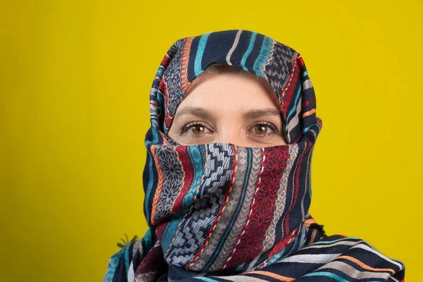 Türbanlı Bir Kadının Portresi Kameraya Bakıyor Sarı Stüdyo Arka Planında — Stok fotoğraf