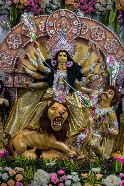 Вертикальный Снимок Кумира Маа Дурги Поклоняющегося Мандалу Мумбаи Фестиваля Навратри — стоковое фото
