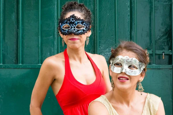 Eine Auswahl Von Zwei Frauen Mit Karnevalsmasken Heller Sommerkleidung Vor — Stockfoto