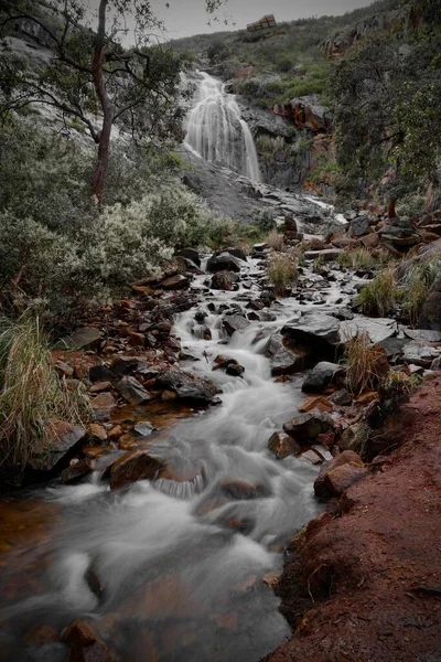 Eine Vertikale Aufnahme Eines Lange Belichteten Wasserfalls Der Über Felsige — Stockfoto