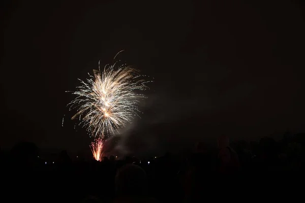 Πλήθος Απολαμβάνει Bicester Tables Ετήσια Πυροτεχνήματα Βράδυ Στο Pingle Field — Φωτογραφία Αρχείου