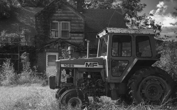 Tracteur Massey Ferguson Noir Blanc Capturé Dans Une Campagne — Photo