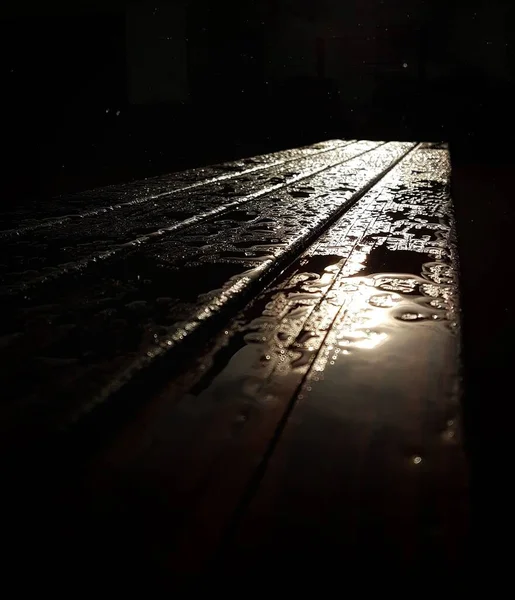 Вертикальный Снимок Скамейки Ночью — стоковое фото
