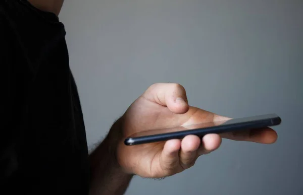 現代のスマートフォンの空白の画面に指を指差す男 — ストック写真