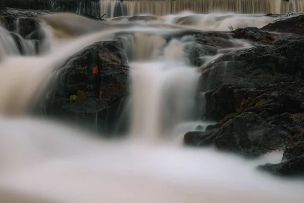 Długie Ujęcie Kaskadowego Wodospadu Spływającego Wielkich Skałach Ciągu Dnia — Zdjęcie stockowe