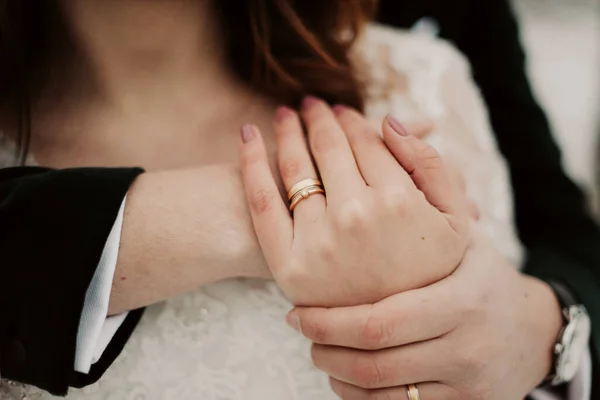 結婚指輪を持ったカップルの手のクローズアップ — ストック写真