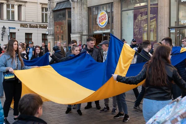 Lidé Organizující Protiruské Protesty Proti Válce Vztyčující Vlajky Ukrajiny Vertikální — Stock fotografie