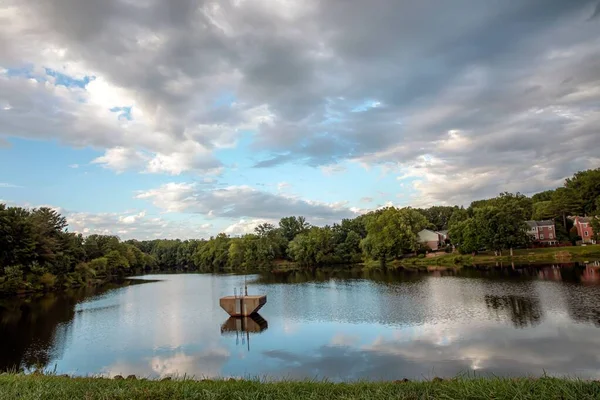 緑に囲まれた湖のある美しい夏の風景 — ストック写真