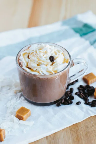 Vertical Shot Caramel Hot Chocolate White Background — Stock Photo, Image
