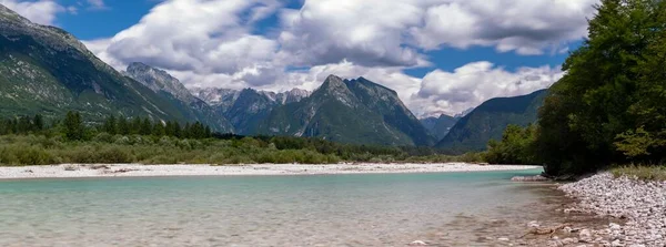 Panoramatická Krajina Pohoří Julijské Alpy Jezerní Vodě Dřevinách Slovinsku — Stock fotografie