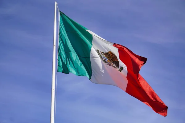 Wiatr Machający Flagą Meksyku Przeciwko Błękitnemu Niebu Dniu Meksykańskiej Flagi — Zdjęcie stockowe