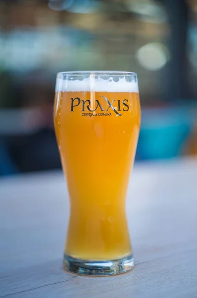 Uma Foto Vertical Copo Cerveja Com Texto Praxis Num Bar — Fotografia de Stock