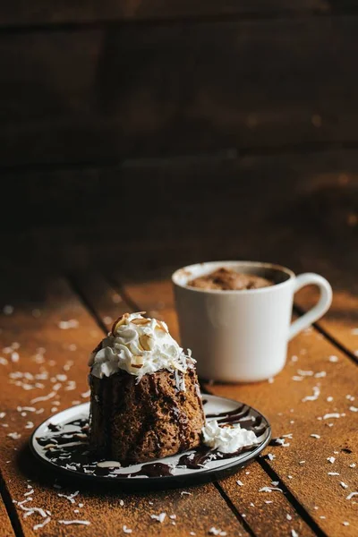 Вертикальный Кадр Шоколадного Торта Белая Чашка Деревянном Фоне — стоковое фото