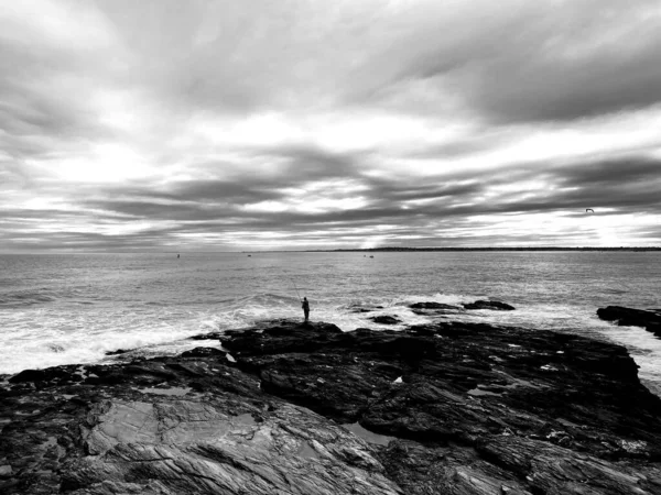 罗得岛海岸唯一的渔民 — 图库照片