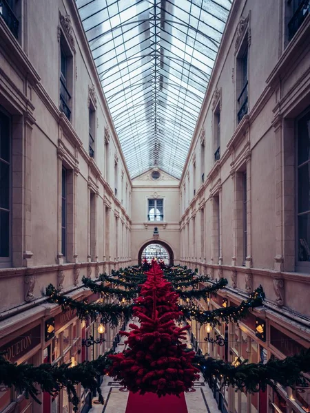 Egy Függőleges Felvétel Egy Nantes Piacról Karácsonyi Dekorációval — Stock Fotó