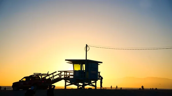Μια Σιλουέτα Ενός Πύργου Ναυαγοσώστη Στην Ακτή Του Λος Άντζελες — Φωτογραφία Αρχείου
