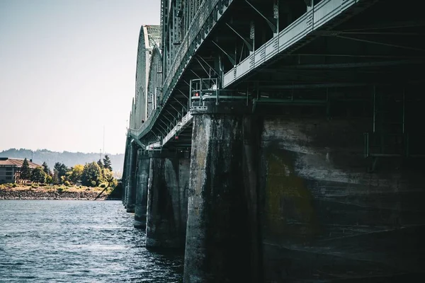 Most Ciągnący Się Nad Rzeką Columbia — Zdjęcie stockowe