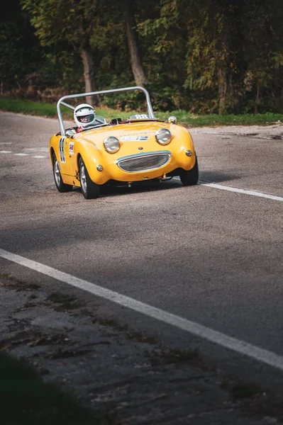 道路上の黄色のオースティン ヒーリー ブギーレースカーの垂直ショット イタリアのペサロ — ストック写真