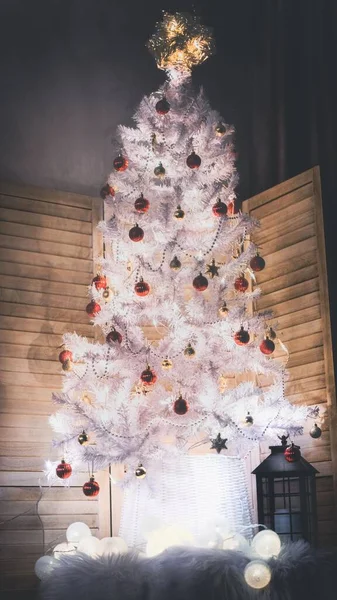Tiro Vertical Uma Árvore Natal Branco Decorado Quarto — Fotografia de Stock