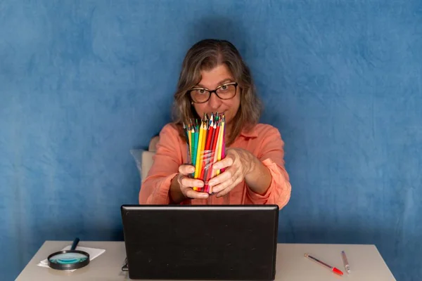 Eine Frau Zeigt Buntstifte Mit Laptop Der Von Hause Oder — Stockfoto