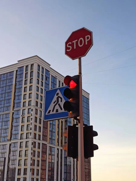 Stop Tábla Előtt Egy Piros Közlekedési Lámpa Egy Modern Épület — Stock Fotó