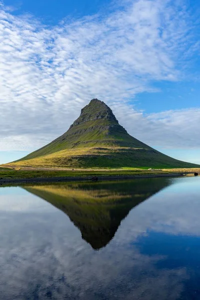 Een Prachtig Uitzicht Berg Kirkjufell Met Reflectie Een Rustig Meer — Stockfoto