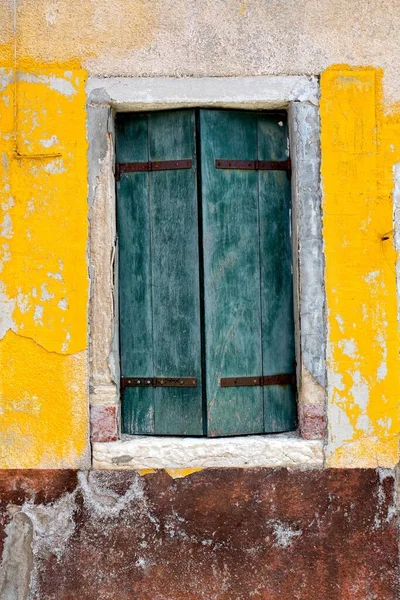 Rustykalna Żółta Ściana Rozpadającą Się Farbą Niebieskim Oknem — Zdjęcie stockowe