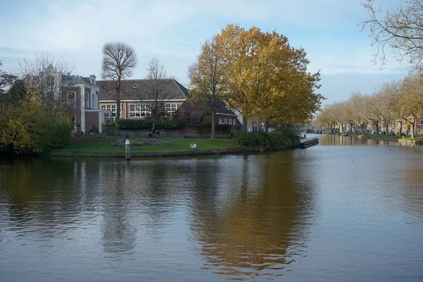 阿姆斯特丹的一条运河 霍兰达 秋季和冬季的腹地 — 图库照片