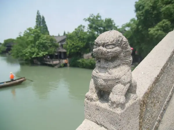 Eine Steinlöwenstatue Auf Einer Brücke Wuzhen China — Stockfoto