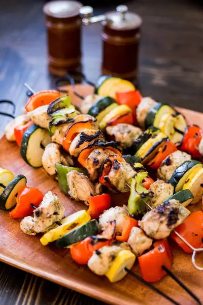 烤蔬菜和鸡胸肉放在木制盘子上的垂直镜头 — 图库照片