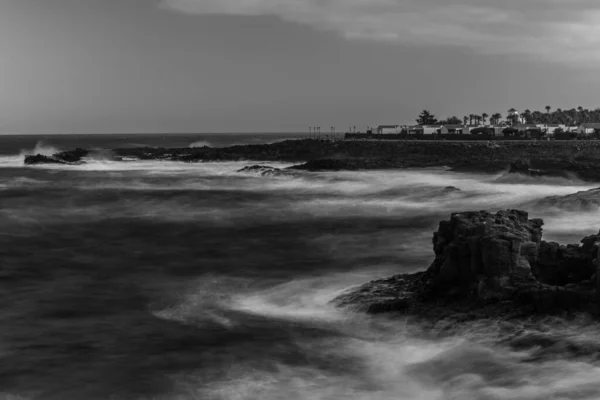 加那利群岛岩石海岸景观的灰度摄影 — 图库照片