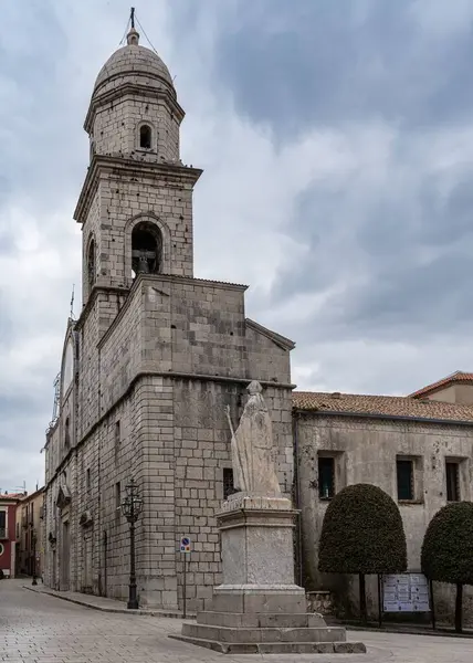 位于意大利坎帕尼亚的Nusco大教堂 一座圆圆的钟塔俯瞰着一位圣徒的雕像 — 图库照片