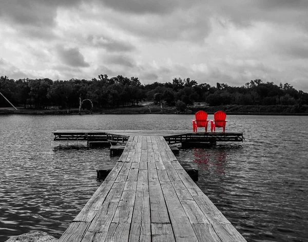 Ένα Γκρι Πλάνο Μιας Ξύλινης Αποβάθρας Κόκκινες Καρέκλες Στο Burnet — Φωτογραφία Αρχείου