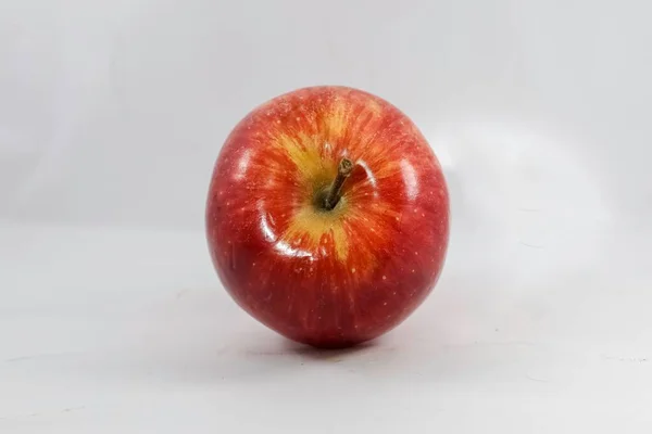 Smaczne Czerwone Jabłko Białym Tle — Zdjęcie stockowe