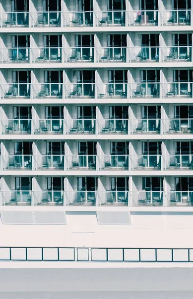 Ein Gebäude Mit Muster Kleine Balkone Sommer Vertikale Aufnahme — Stockfoto