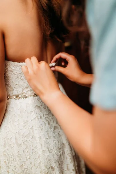 結婚式の花嫁のドレスを着た女性の垂直ショット — ストック写真
