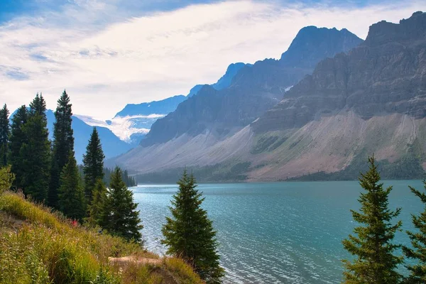 Magnifique Paysage Montagne Avec Lac Derrière Les Arbres Dans Banff — Photo