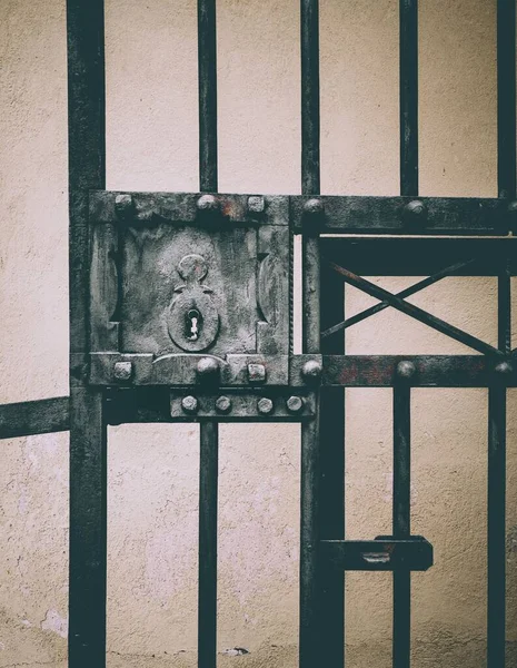 Μια Κάθετη Βολή Κλειδώματος Πύλης Στο Στρατόπεδο Συγκέντρωσης Terezin Στην — Φωτογραφία Αρχείου