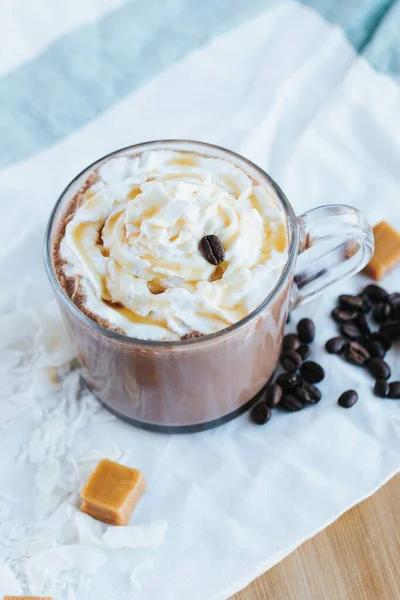 Beyaz Arka Planda Bir Karamel Sıcak Çikolata Dikey Çekim — Stok fotoğraf