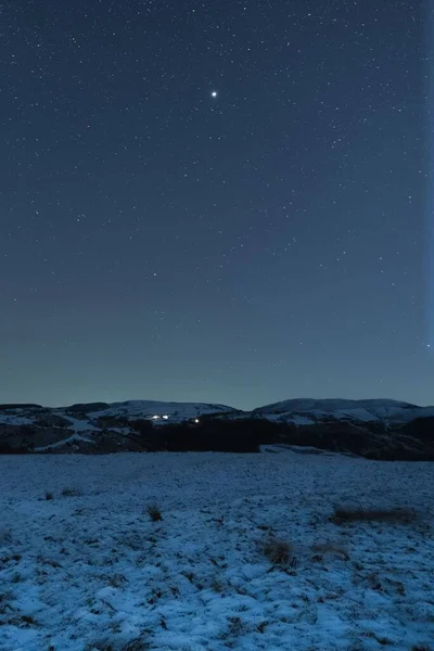 Vertikal Bild Den Vackra Stjärnhimlen Med Vintergatan Ovanför Det Snötäckta — Stockfoto
