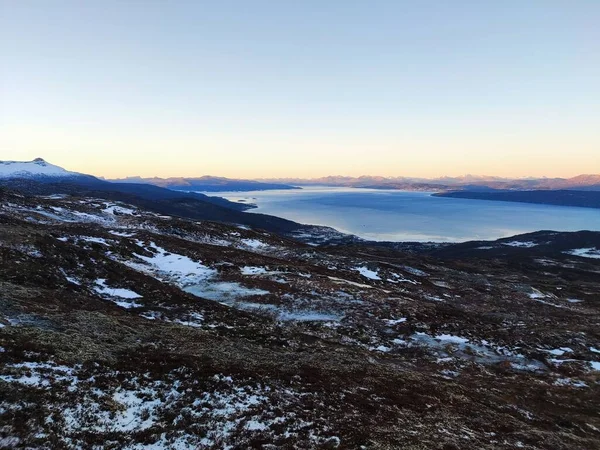 Ett Naturskönt Landskap Det Frusna Havet Omgivet Bergstoppar Kall Vinterdag — Stockfoto