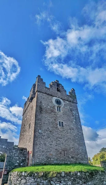 Starożytny Oddział Castle Przeciwko Błękitnemu Niebu Irlandii Północnej — Zdjęcie stockowe