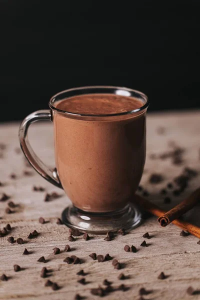 Disparo Vertical Una Taza Chocolate Caliente Sobre Fondo Madera —  Fotos de Stock