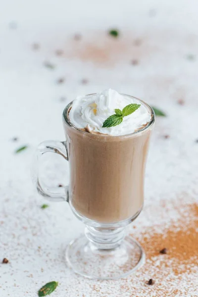 Een Verticaal Shot Van Een Warme Chocolademelk Houten Achtergrond — Stockfoto