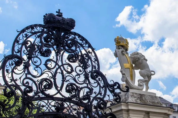 Czarna Brama Posąg Lwa Wiedniu Austria Słoneczny Dzień — Zdjęcie stockowe