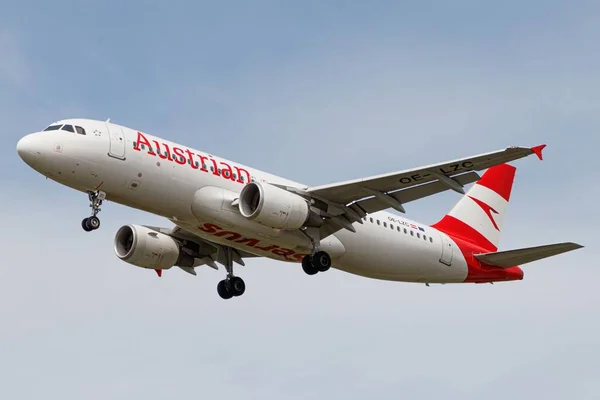 stock image Austrian Airlines Airbus A320-214 (OE-LZC, 5278) approaching Hamburg Airport, HAM, EDDH